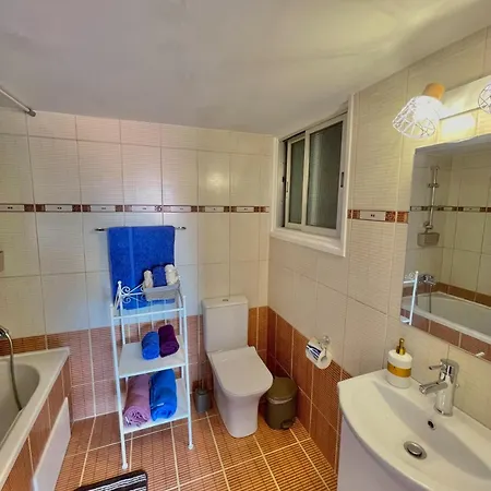 Apartamento Urban Retreat - Your Ideal Getaway In