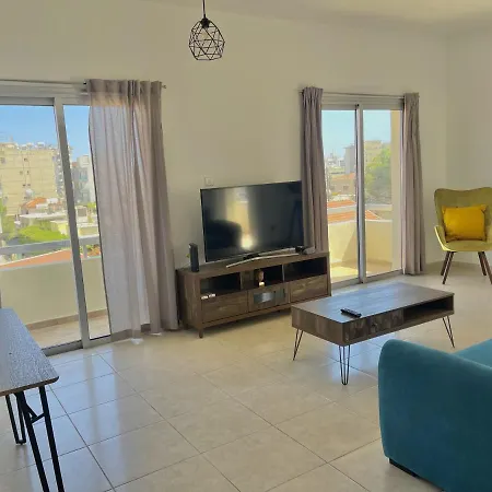 Urban Retreat - Your Ideal Getaway In דירה *